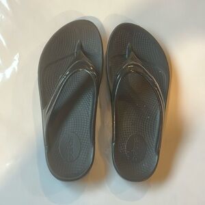 OOFOS Recovery Footwear Women’s Size 10 Black Sandal Thong